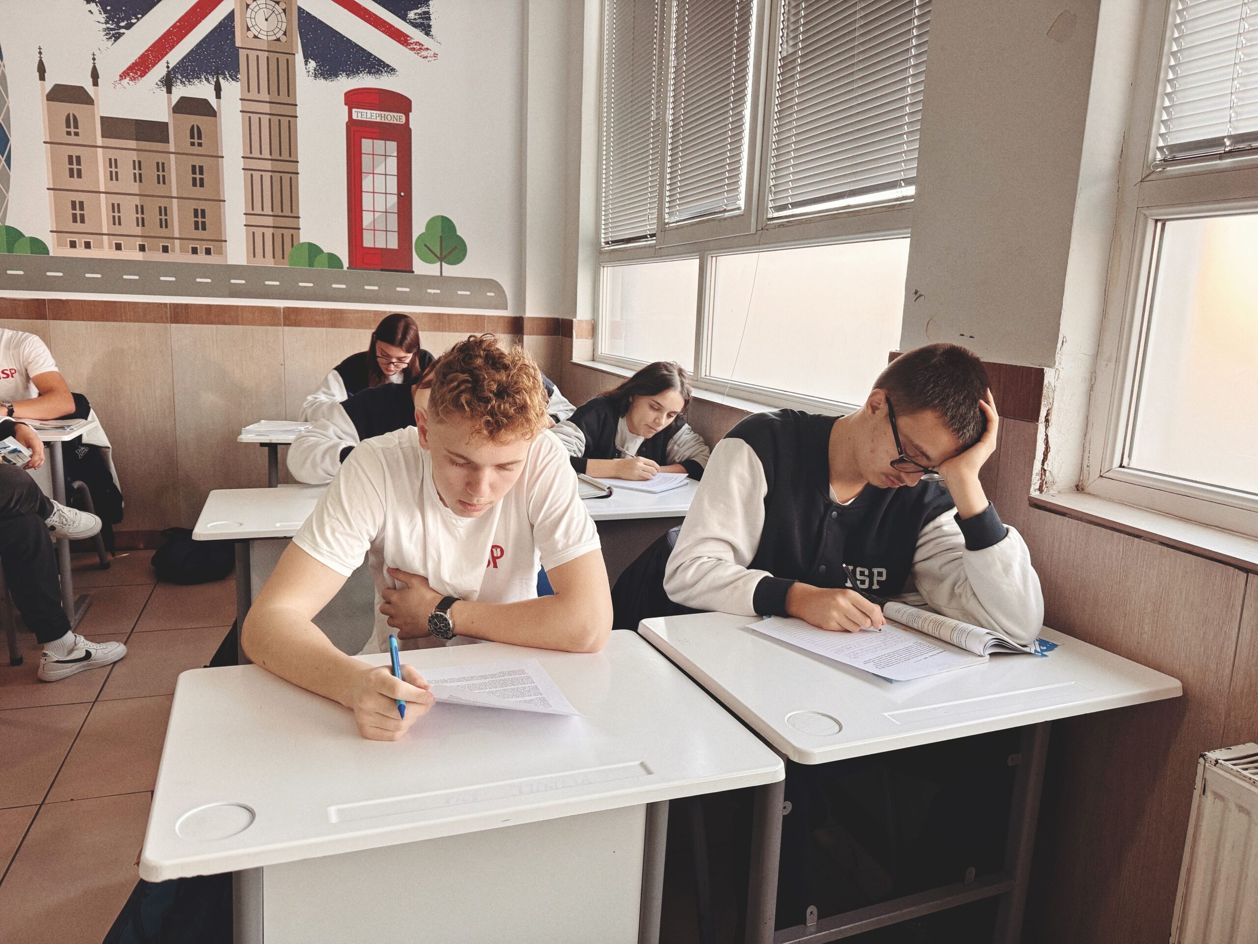 Education Better in the UK or Australia? A Complete Guide to Study, Living & Moving
